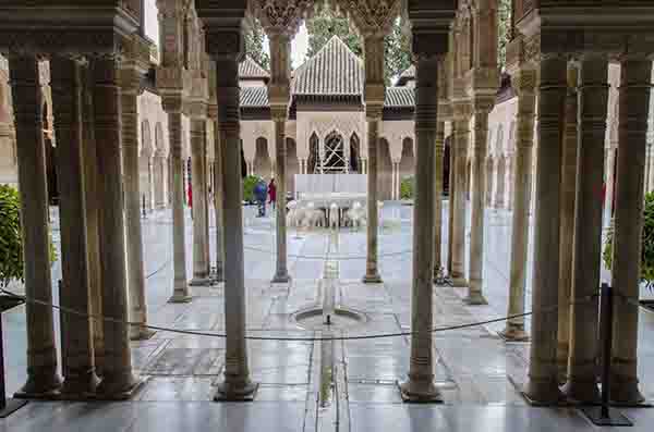 Granada 038 - La Alhambra - palacios Nazaries - Patio de los Leones.jpg